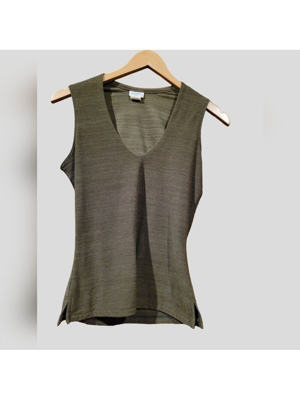 ❣️3 for $25❣️Cien sleeveless V top